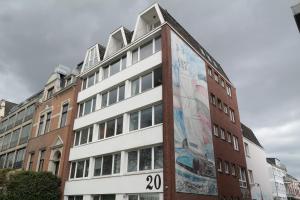 a building with a mural on the side of it at Wohnung mit traumhaften Weserblick in Bremen