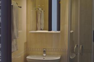 y baño con aseo, lavabo y ducha. en Mini-hotel Volcanoe, en Khabarovsk
