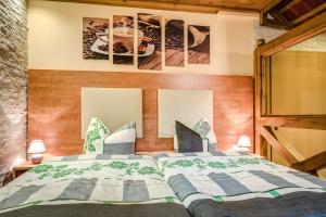 Ein Bett oder Betten in einem Zimmer der Unterkunft Cafe Hoyer Pension und Appartements