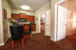 - une cuisine avec une table et des chaises dans la chambre dans l'établissement Stratford Suites Spokane Airport, à Airway Heights