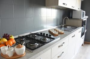a kitchen with a stove and a bowl of fruit at Villa Romele in Pisogne
