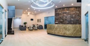 a lobby with a stone wall and a reception desk at Hotel La Ría Durán in Durán