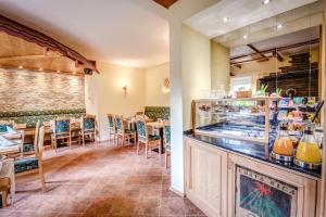ein Restaurant mit Theke und Speisesaal in der Unterkunft Cafe Hoyer Pension und Appartements in Rödigsdorf