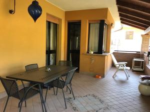 a patio with a table and chairs in a room at B&B Dai Nonni in Comacchio