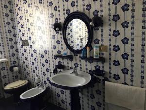 コマッキオにあるB&B Dai Nonniのバスルーム(洗面台、鏡、トイレ付)