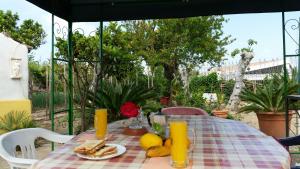 un tavolo con un piatto di cibo su un patio di Case Vacanze Tropea La Pinnata a Tropea