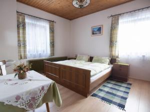 Postel nebo postele na pokoji v ubytování Bio-Bauernhof Rettenbachgut + 28 fotografií