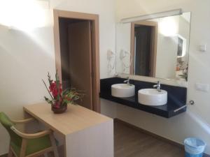 a bathroom with two sinks and a mirror at Hostal Rural San Andrés in Torres del Río
