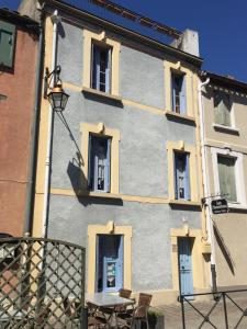 um edifício com janelas e uma mesa em frente em Les Florentines em Carcassonne