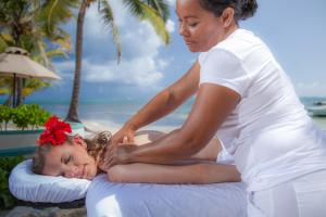 サン・ペドロにあるBelizean Shores Resortの若女のマッサージを行う女