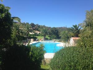 Bazén v ubytování Résidence Playa Del'Oro nebo v jeho okolí