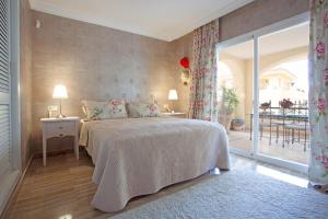 マルベーリャにあるHacienda Elviriaのベッドルーム1室(ベッド1台、大きな窓付)