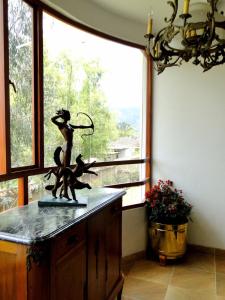una estatua en un mostrador en una habitación con ventana en Villa de Los Angeles, en Villa de Leyva