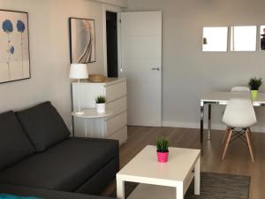 salon z kanapą i stołem w obiekcie Apartments Campello w mieście El Campello