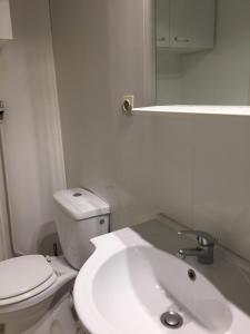 Un baño blanco con inodoro y lavabo. en Studio Lora G 031, en Saint-Louis