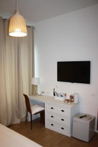 A television and/or entertainment centre at Affittacamere I Gatti delle 5 Terre