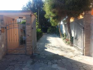 una puerta a una casa con entrada de piedra en Casa Giò, en Assemini