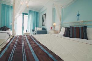 Tempat tidur dalam kamar di Kyparissia Blue Boutique Hotel