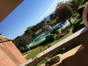 Výhled na bazén z ubytování Résidence Playa Del'Oro nebo okolí