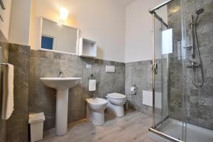 ガリポリにあるLa Petite Maisonのバスルーム(洗面台、トイレ、シャワー付)
