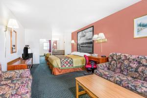 een hotelkamer met een bed en een bank bij Super 8 by Wyndham Santee in Santee
