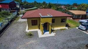 a small yellow house with a red roof at Casa la Fortuna 1 in Fortuna