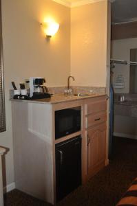 Ett kök eller pentry på Executive Inn & Suites Sacramento