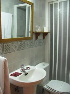 a bathroom with a sink and a toilet and a mirror at Casa Leny in La Vega
