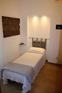 A bed or beds in a room at Affittacamere I Gatti delle 5 Terre