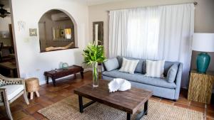 a living room with a blue couch and a table at Villa Montaña Beach Resort in Isabela