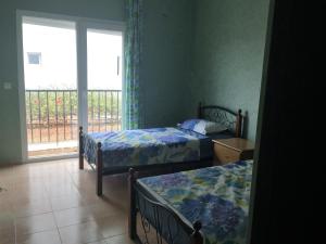 Postel nebo postele na pokoji v ubytování magnifique appartement Saidia wifi gratuit et chaînes internationales + 30 fotografií