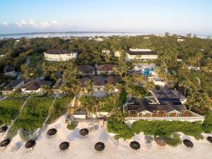 una vista aérea de un complejo en la playa en Coral Sands Hotel en Harbour Island