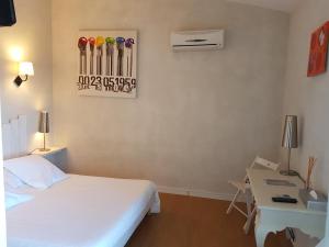Postel nebo postele na pokoji v ubytování Hôtel Le Niobel - Hôtel de Charme