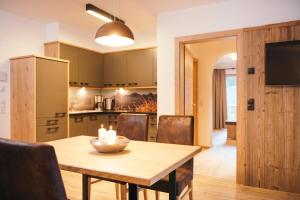 Η κουζίνα ή μικρή κουζίνα στο stoanmandl Wohlfühlappartements +39 φωτογραφίες