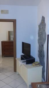 アグローポリにあるLa Terrazzaのリビングルーム(テレビ、石柱付)