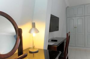 a room with a desk with a mirror and a lamp at Residence Eburnea in Abidjan