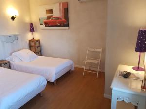 Postel nebo postele na pokoji v ubytování Hôtel Le Niobel - Hôtel de Charme