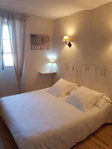 Postel nebo postele na pokoji v ubytování Hôtel Le Niobel - Hôtel de Charme