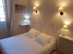 Postel nebo postele na pokoji v ubytování Hôtel Le Niobel - Hôtel de Charme