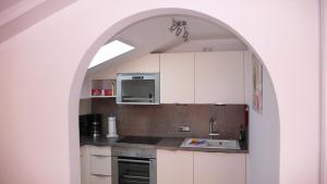 an archway in a kitchen with a sink and a stove at Apartment Spitzenblick in Garmisch-Partenkirchen