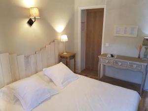 Postel nebo postele na pokoji v ubytování Hôtel Le Niobel - Hôtel de Charme