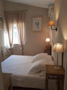 A bed or beds in a room at Hôtel Le Niobel - Hôtel de Charme