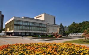 a building with a bunch of flowers in front of it at Apartment near Opera Hause in Dnipro