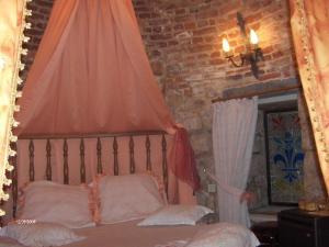 Postel nebo postele na pokoji v ubytování Chateau La Tour Du Roy