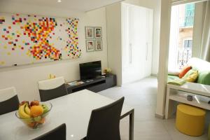 un soggiorno con tavolo e cesto di frutta; di Dante Home - Bari Centro a Bari