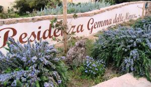 バデージにあるSea House Sardinia - Casa Smeraldoの紫の花の看板