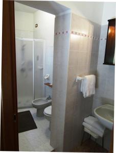 Ένα μπάνιο στο Hotel Menapace +55 φωτογραφίες