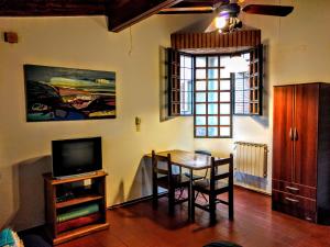 comedor con mesa y TV en Cozy apartment in Cordoba en Córdoba