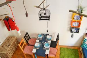 布达佩斯布达佩斯中心脉动生命公寓的一间设有桌子和鸟笼的用餐室