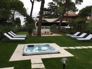 a backyard with a hot tub in the grass at Provenzale in Desenzano del Garda